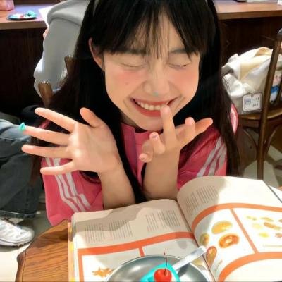 坐在酒吧里吃蛋糕